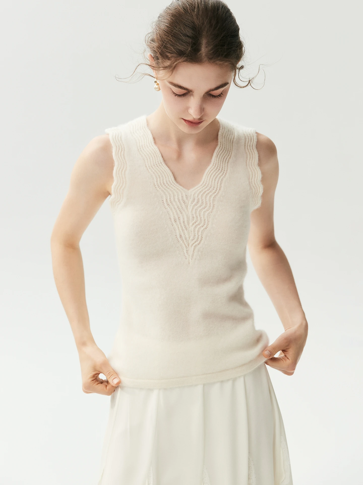 100% Cashmere Women V‑Neck Sleeveless Pullover Vest Ruffle Wave Trim Ladies Autumn Winter Soft Warm Knit Sweater Daily Wear Knit