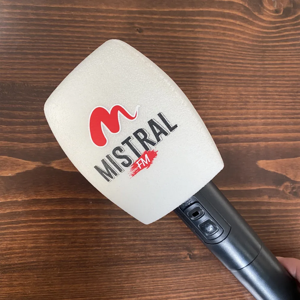 تخصيص مثلث يتدفقون هيئة التصنيع العسكري رغوة ، علامة الطباعة ، ميكروفون الزجاج الأمامي ، شعار الإسفنج لمحطات التلفزيون ، الصحفيين مقابلة