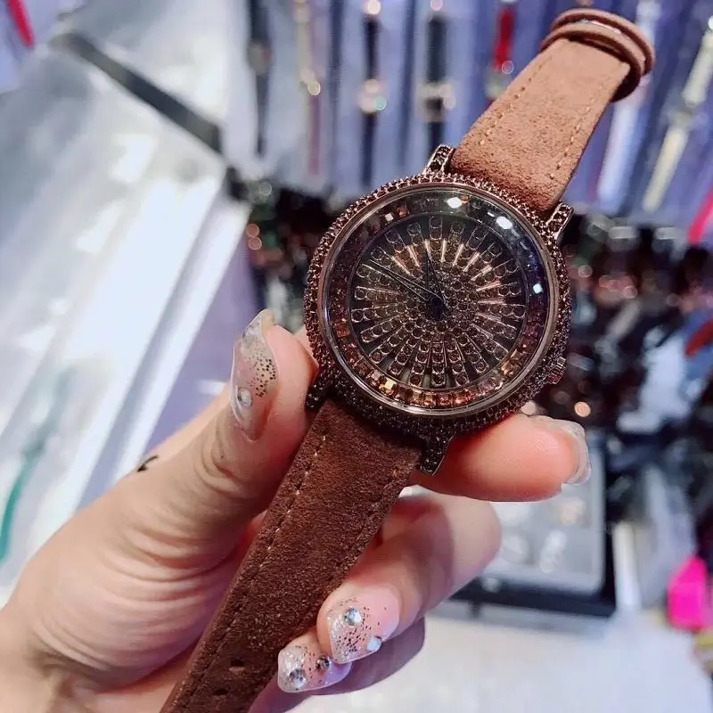 2025 Nuevo reloj esmerilado marrón caramelo de moda: reloj de cuarzo resistente al agua con tachuelas de diamantes giratorio