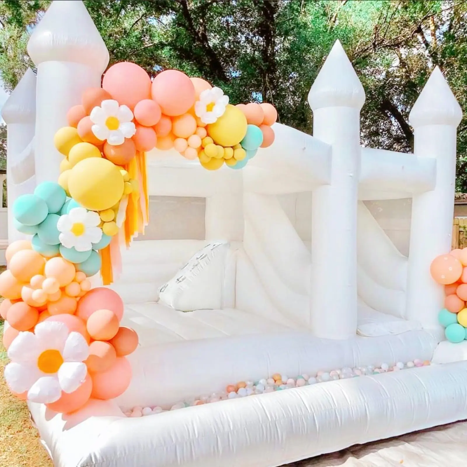 

Белый надувной замок с горкой для украшения детского дня рождения