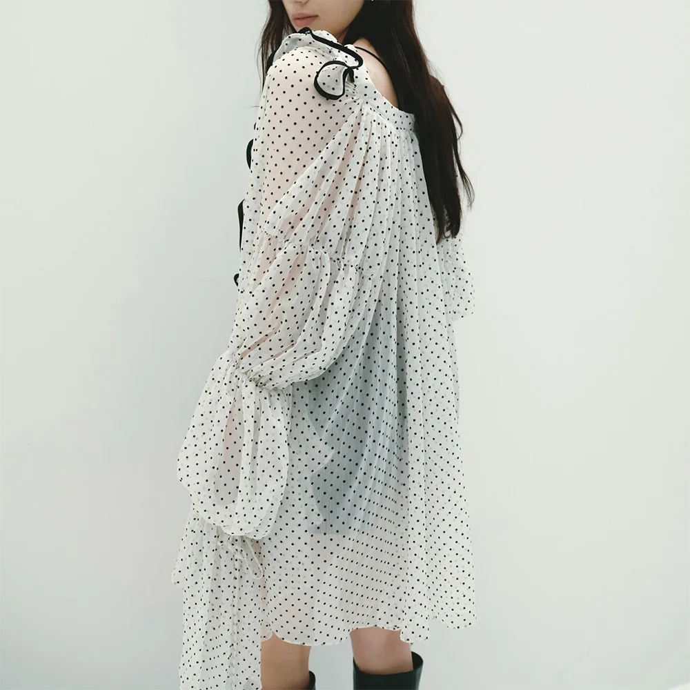 TWOTWINSTYLE สีขาว Spliced Dot การพิมพ์พื้นฐานเสื้อหญิง V คอยาวแขนยาวหลวมไม่สม่ําเสมอเสื้อผู้หญิงแฟชั่นฤดูร้อนใหม่