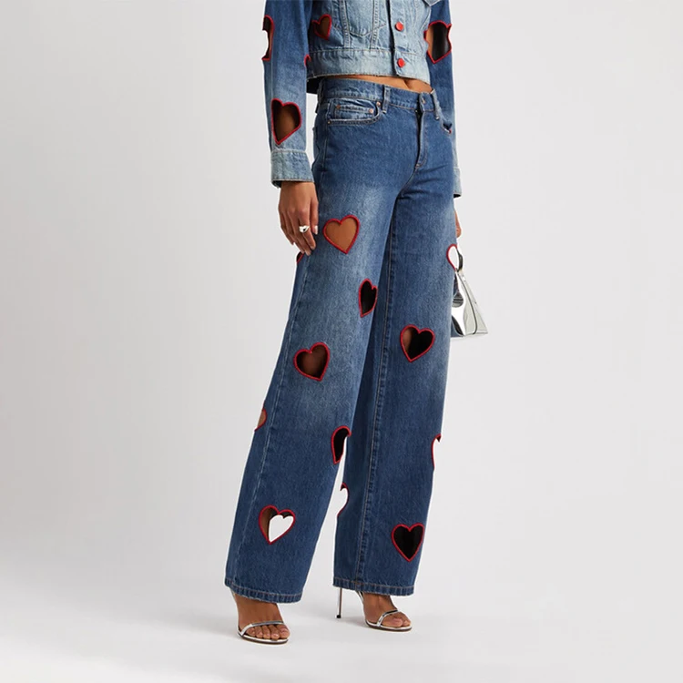 

Новые модные женские джинсы 2026 года: прямые, широкие, с вышивкой в виде сердца и вырезами, с высокой талией