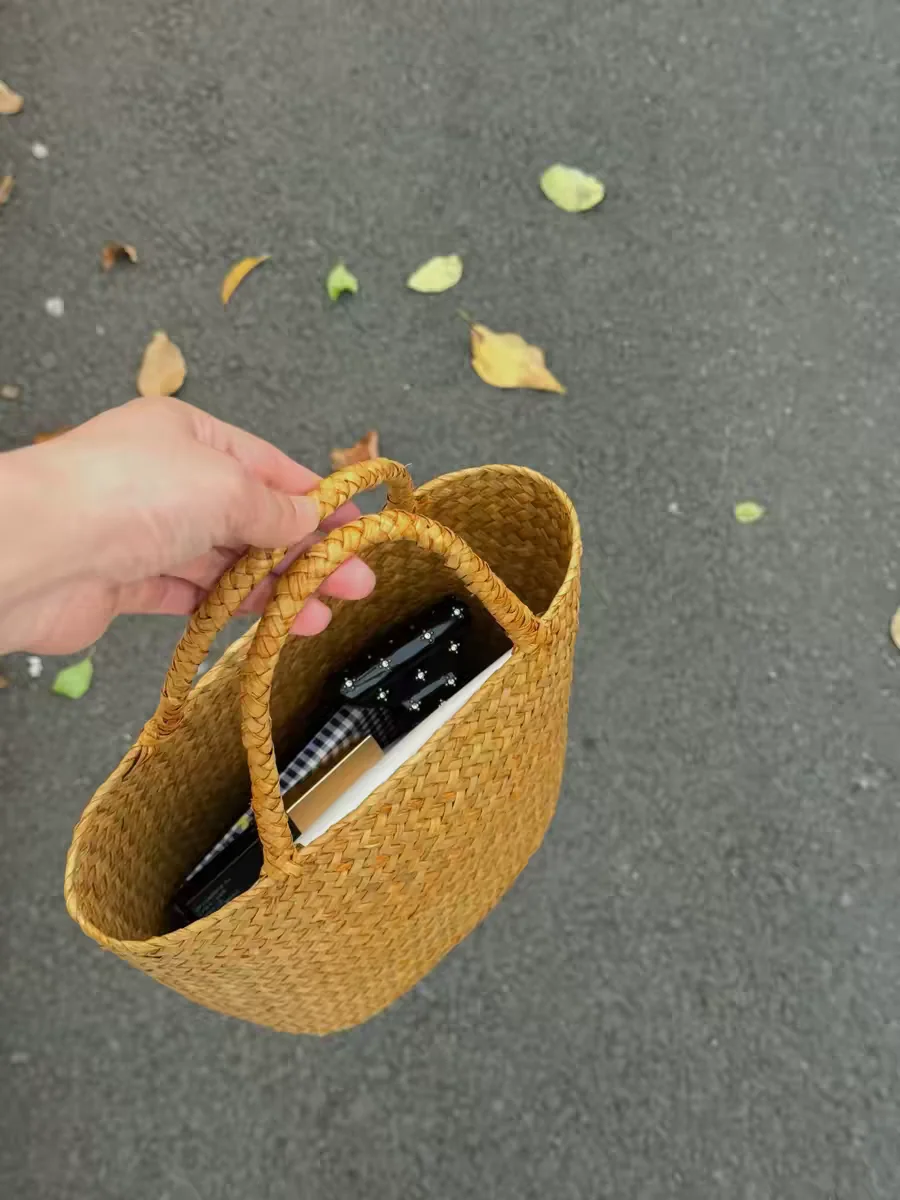2026 New Handwoven Grass Bag Small Casual Country Style Basket Bag Commuter Handcrafted Bag Elegant Miniature Wicker Bag