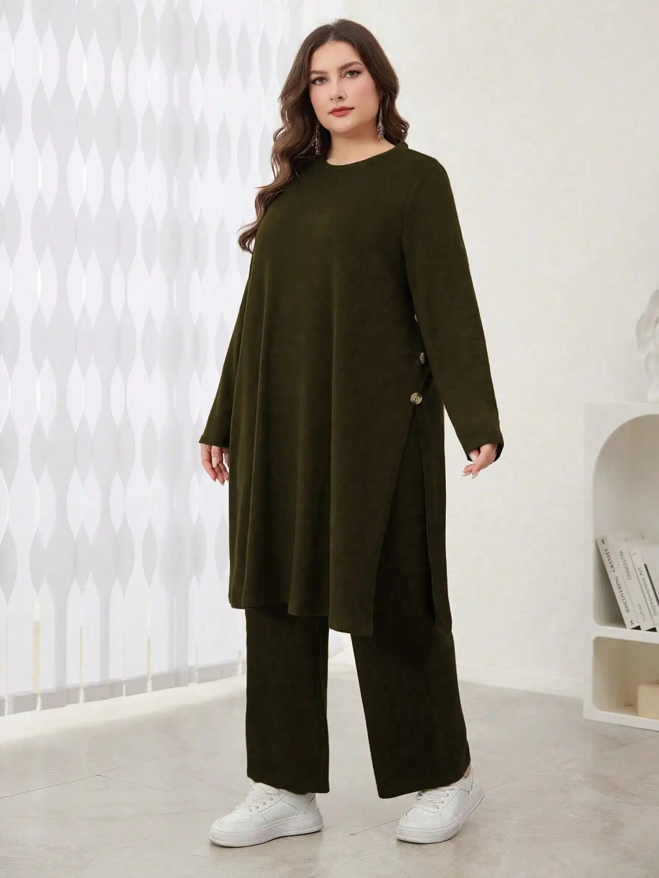 

Комплект из удлиненного топа оливкового цвета с разрезом по бокам и брюк больших размеров, повседневный скромный костюм для осеннего образа на каждый день