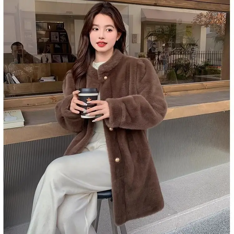 معطف فرو صناعي بني كراميل لعام 2025 للنساء نباتي قطيفة متوسطة الطول ملابس خارجية شتوية فاخرة صديقة للبيئة #2