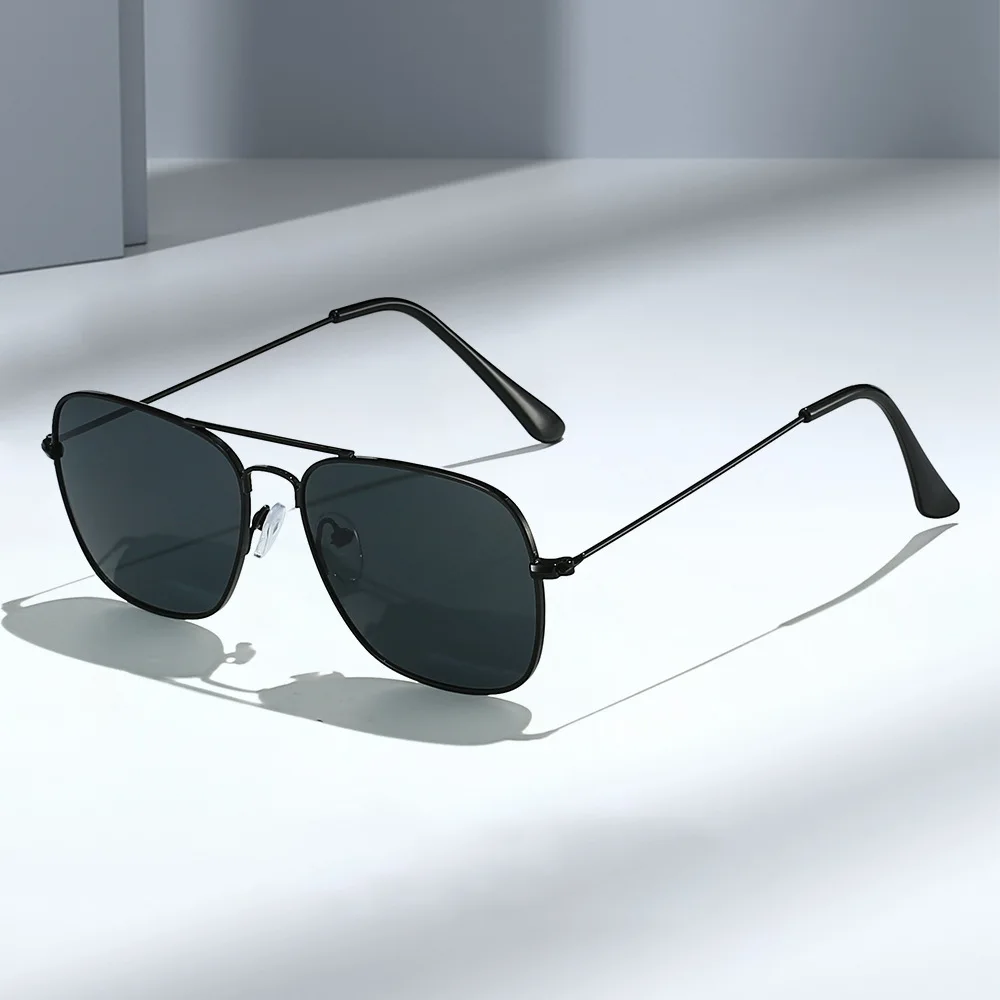 نظارات شمسية عصرية بإطار مربع معدني بجسر مزدوج للقيادة والأنشطة الخارجية وظلال بسيطة
