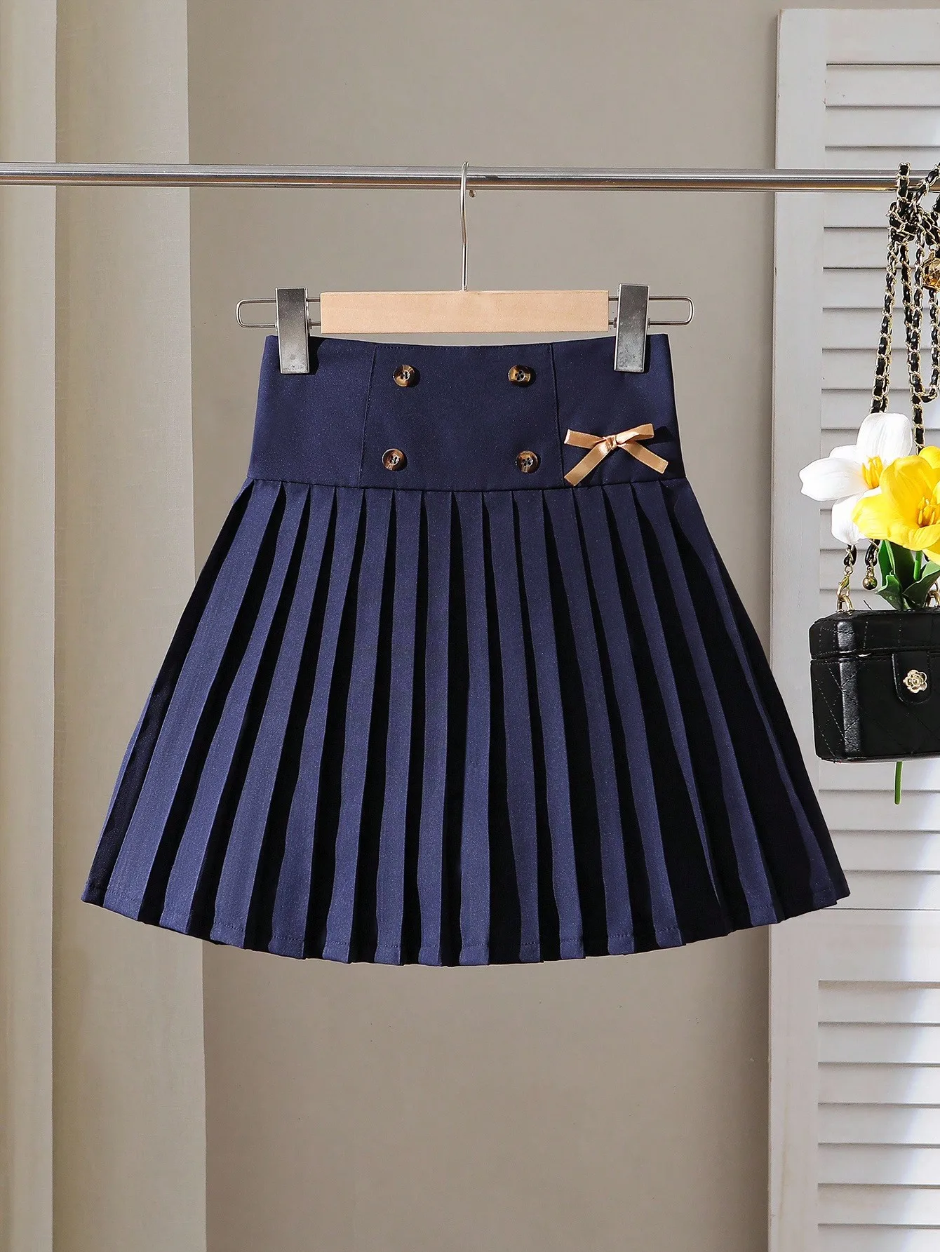 

Темно-синяя плиссированная мини-юбка А-силуэта с бантом и двойными пуговицами