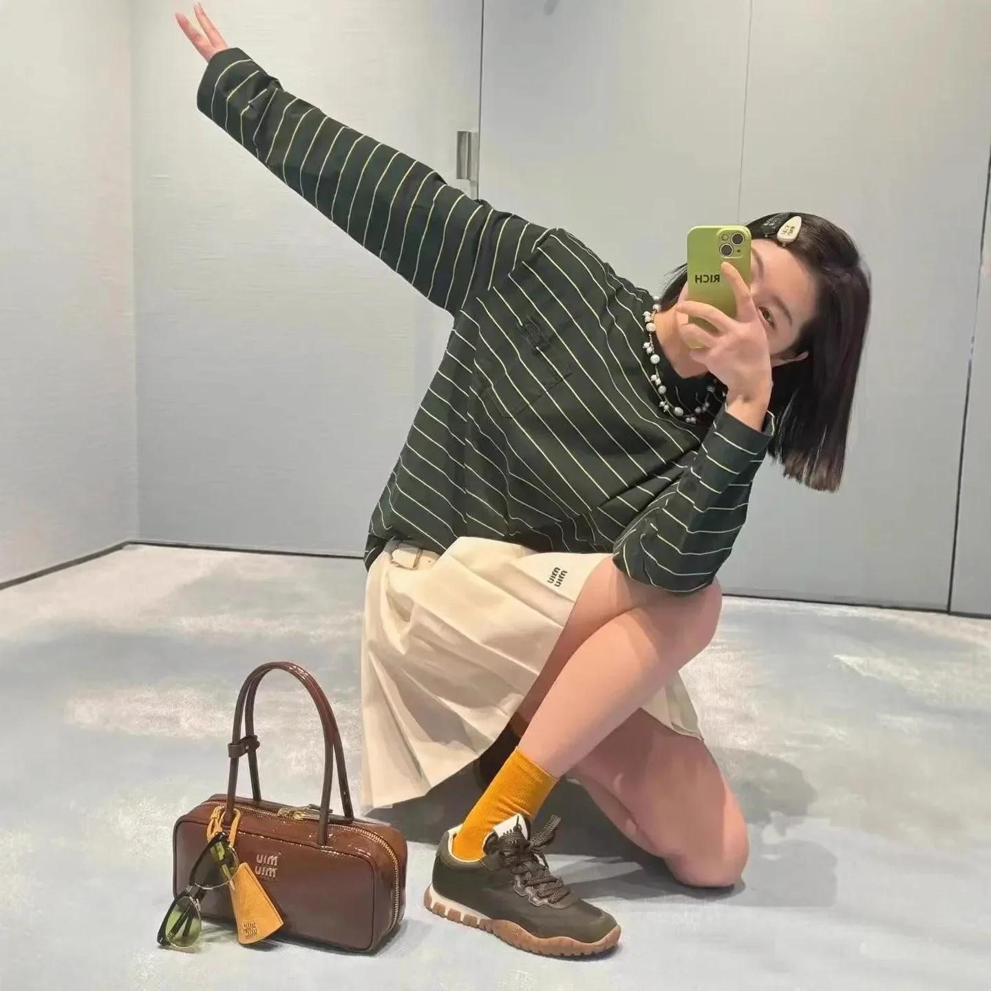 تي شيرت فضفاض مريح بأكمام طويلة تي شيرت نسائي أوائل الخريف للحماية من الشمس قميص عالي الإصدار Miu Home Stripe Pocket Sweatsh #3