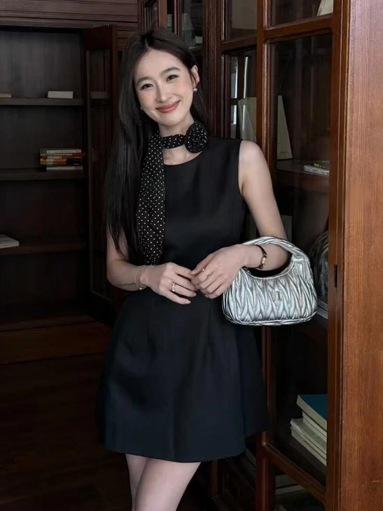 ชุดเดรสสั้นทรงเอ สีดำ เรียบง่าย คอโอ คอวี สำหรับผู้หญิง  หรูหรา แฟชั่น  เหมาะสำหรับงานปาร์ตี้ งานพรอม งานเลี้ยงอย่างเป็นทางการ  ฤดูร้อน