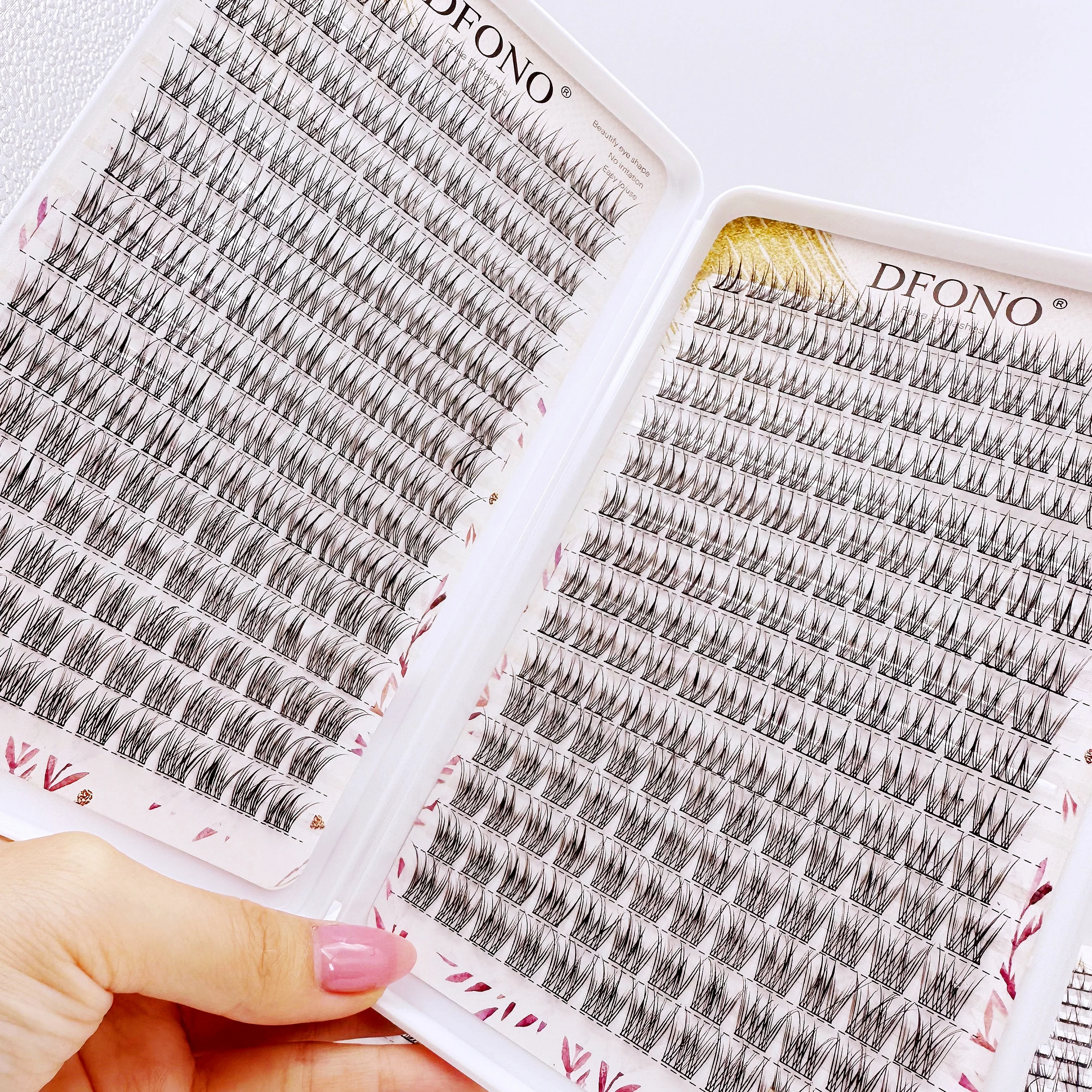 Un libro de 384 pestañas en grupos, con pestañas individuales riutilizzabili e un diseño delgado de cola de pez cruz. Figlio sorriso