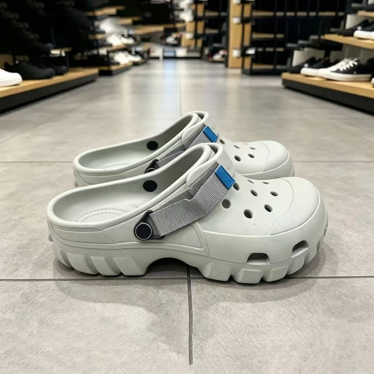 2026 Neue Herren Hole-in-One Hausschuhe Rutschfeste Atmungsaktive Sandalen Leichte Vielseitige Strand-Freizeitschuhe – Detail 3