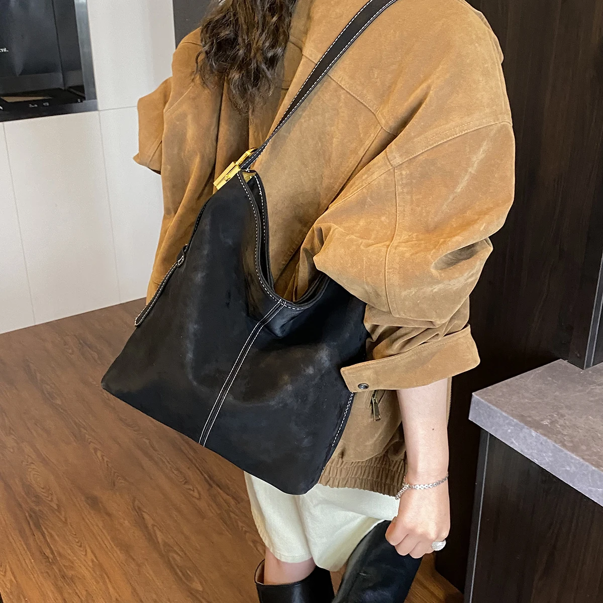 الجانب الأيسر المرأة بولي Leather حقيبة كتف جلدية 2025 الشتاء الرجعية دلو حقيبة كروسبودي الفاخرة مصمم الاتجاه حقائب اليد والمحافظ النسائية