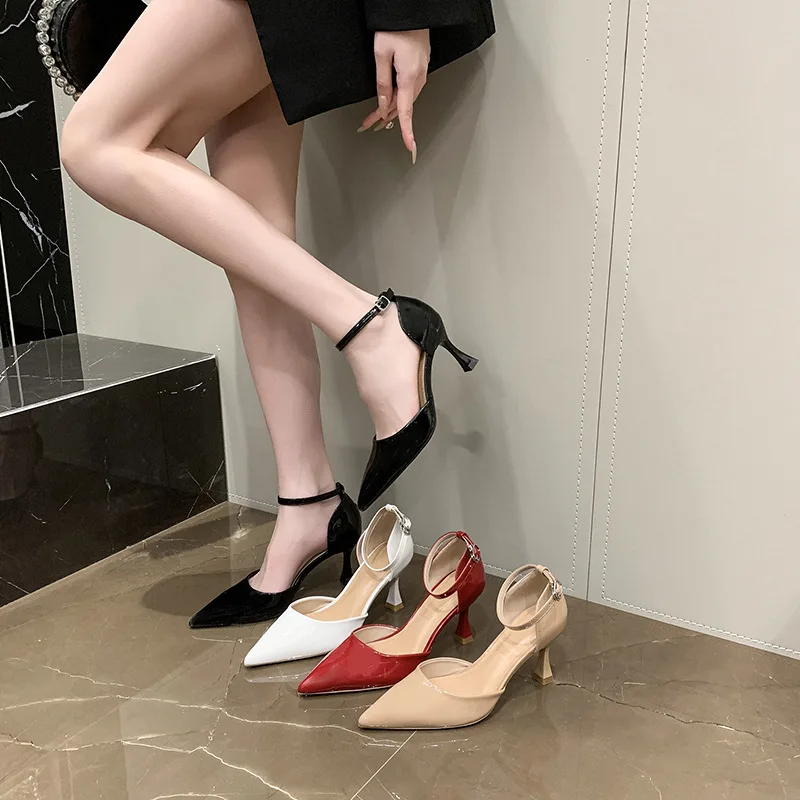 أحذية جديدة للربيع والصيف بكعب عالٍ: صندل أنيق بمقدمة مدببة وحزام واحد مفتوح الجوانب وكعب مغلق.