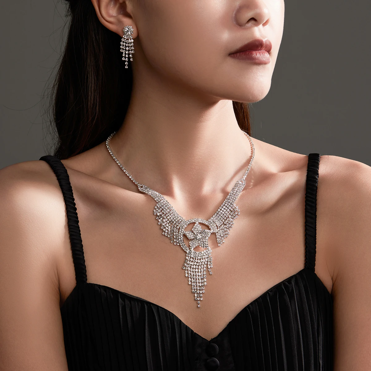 High-class sense of hollowing diamond star necklace earrings two-piece design sense of personality exaggerated jewelry set