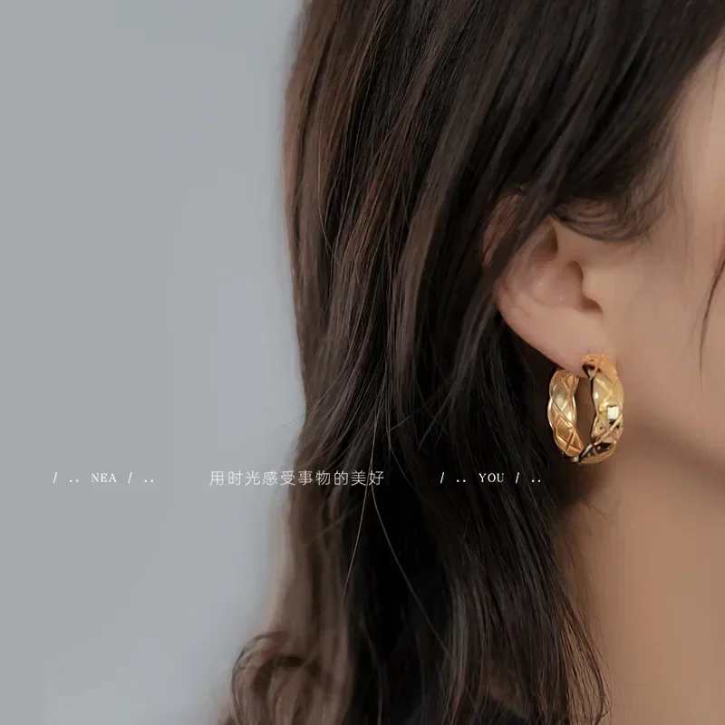 

9999 Real Gold 24K French Retro Cold Wind Rhombus Ear Buckle S925 Silver Needle, Premium Small Fragrant Wind Rhombus Earrings