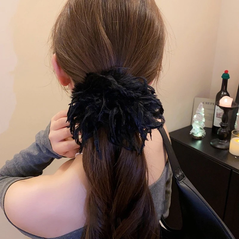 1 Stück elegante Haarband mit Federn und Pompons für Herbst/Winter, hochwertiges, vielseitiges Haaraccessoire für Pferdeschwänze und Dutt, geeignet für Partys – Detail 7