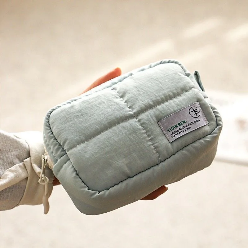 حقيبة مكياج مبطنة، حقيبة منتفخة بلون سادة لمستحضرات التجميل، حقيبة تخزين مربعة ناعمة للعناية بالبشرة، منظم متنوع