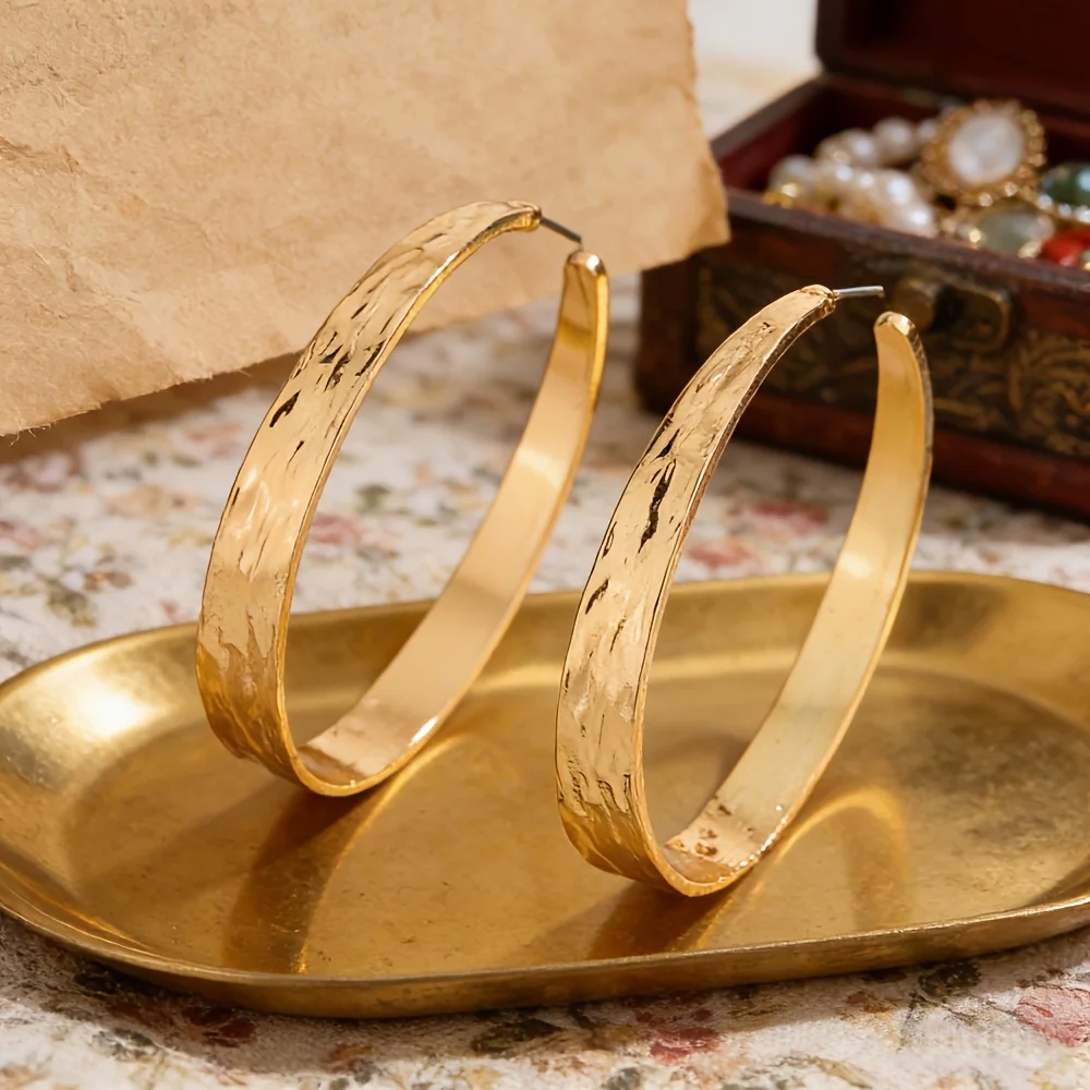 Boucles d'oreilles créoles grandes et tendance en métal doré texturé, style Y2K rétro martelé, grandes manchettes d'oreille en forme de C, style bohème minimaliste