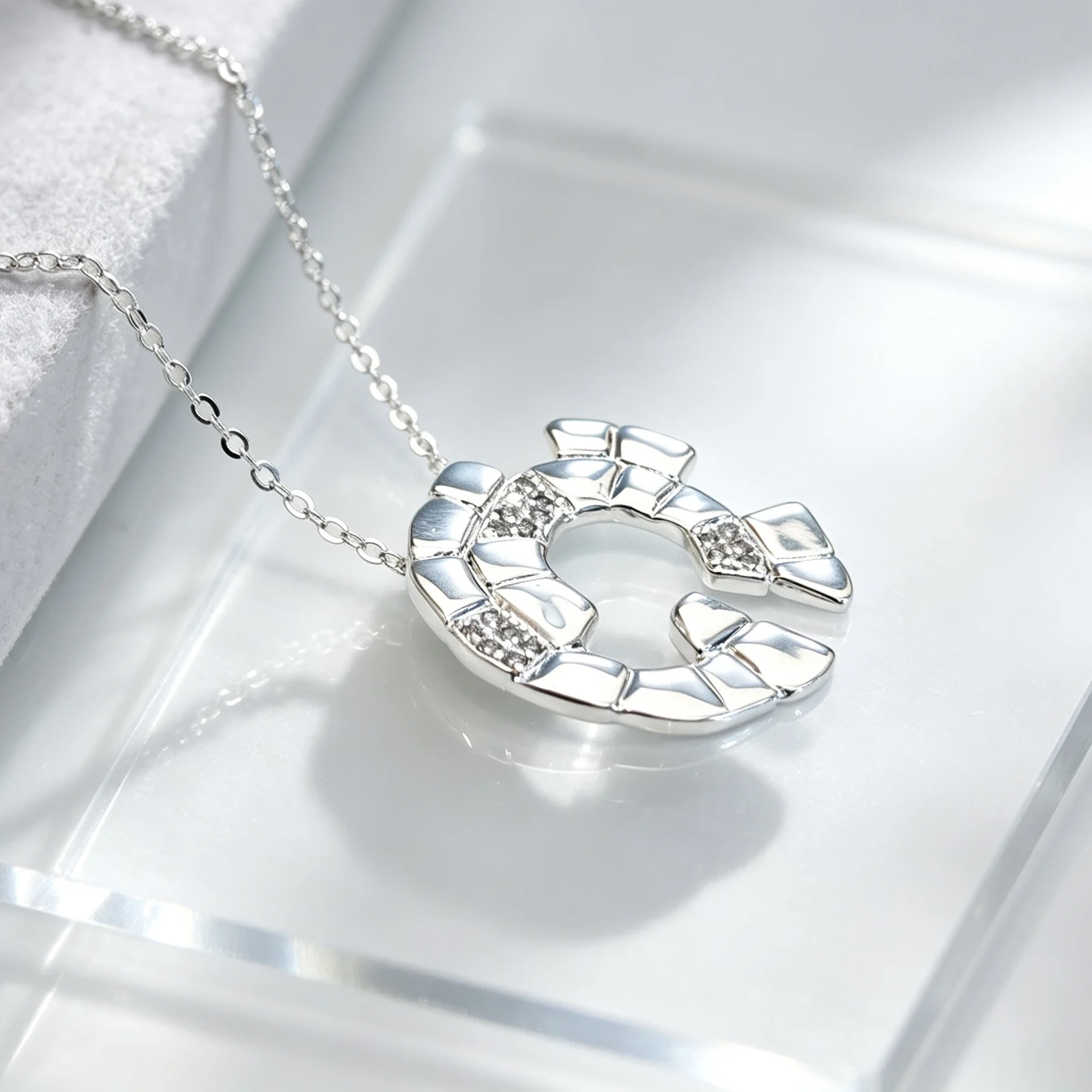 Horseshoe‑shaped Inlaid‑chip Pendant Clavicle Chain, Niche Premium Daily‑use Sweater Necklace For Women