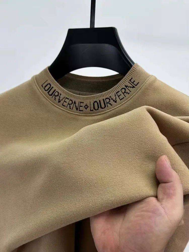 Camiseta ligera de manga larga de terciopelo de marca de lujo para hombre, top de cuello redondo, nueva tendencia de otoño, sudadera informal cálida bordada con cuello