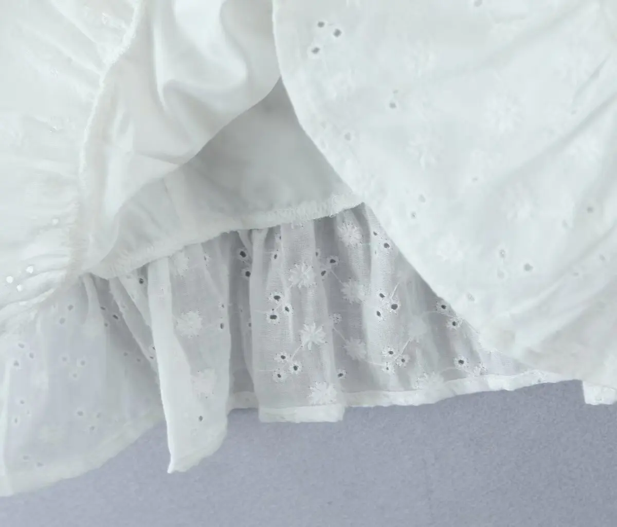 Vestido bordado de flores con lazo para mujer, vestidos con tirantes sin mangas de encaje blanco, Vestido corto ajustado a la cadera para fiesta, verano 2025