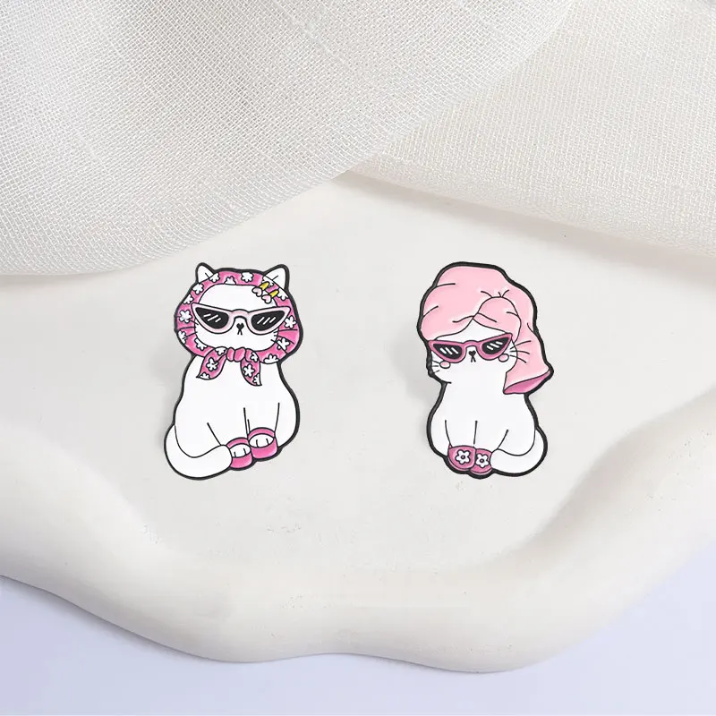 Modisches Katzen-Sonnenbrillen-Halstuch-Emaille-Abzeichen-Set, Coole Haustier-Style-Pin, Rosa Blumen-Handtuch, Metallbrosche, Revers-Accessoire, Geschenk – Detail 6