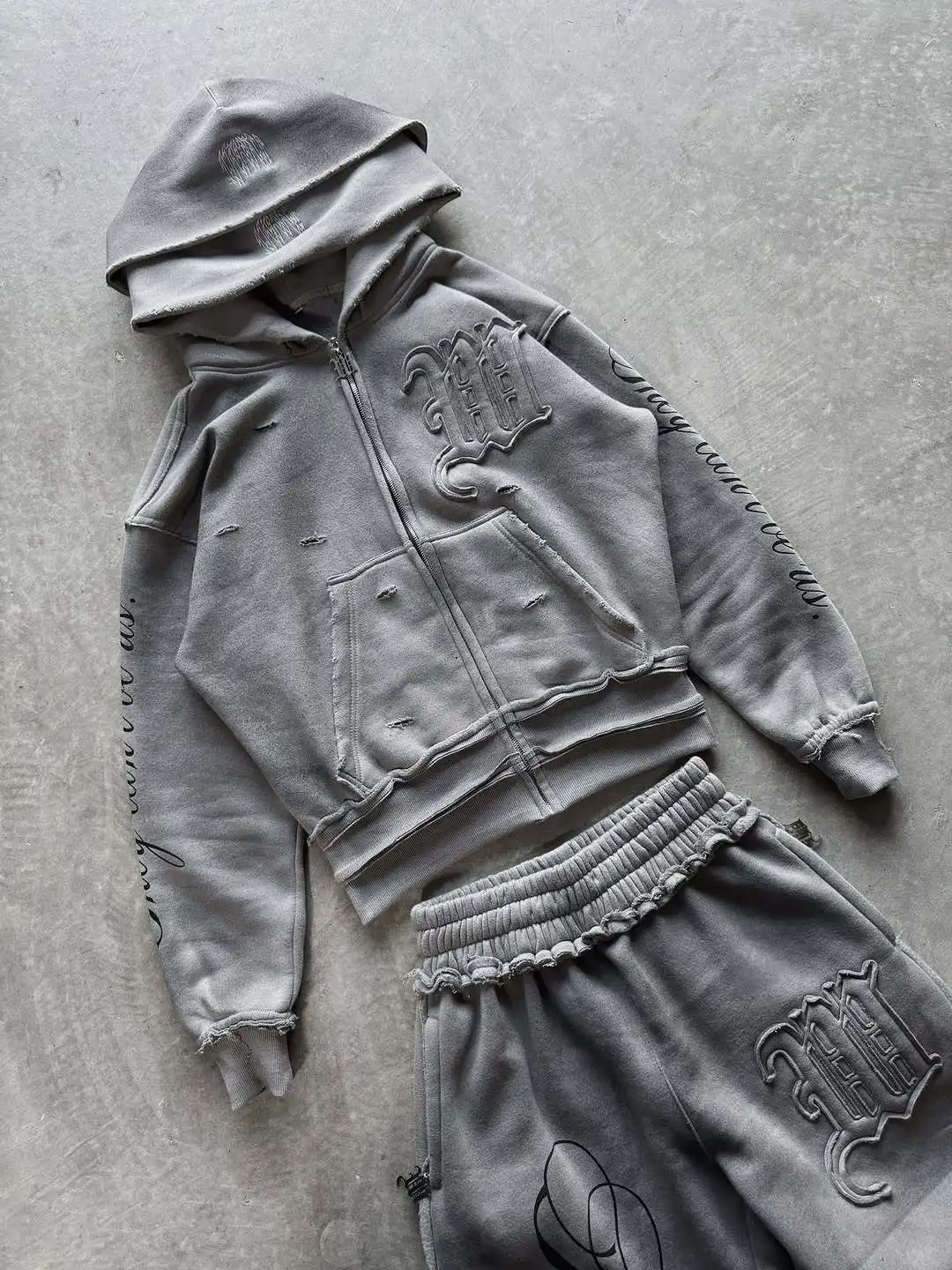 Damenkleidung Distressed Doppellagiger Reißverschluss-Hoodie mit Gothic-Schriftzug Übergroßer Streetwear-Pullover für Casual-Looks