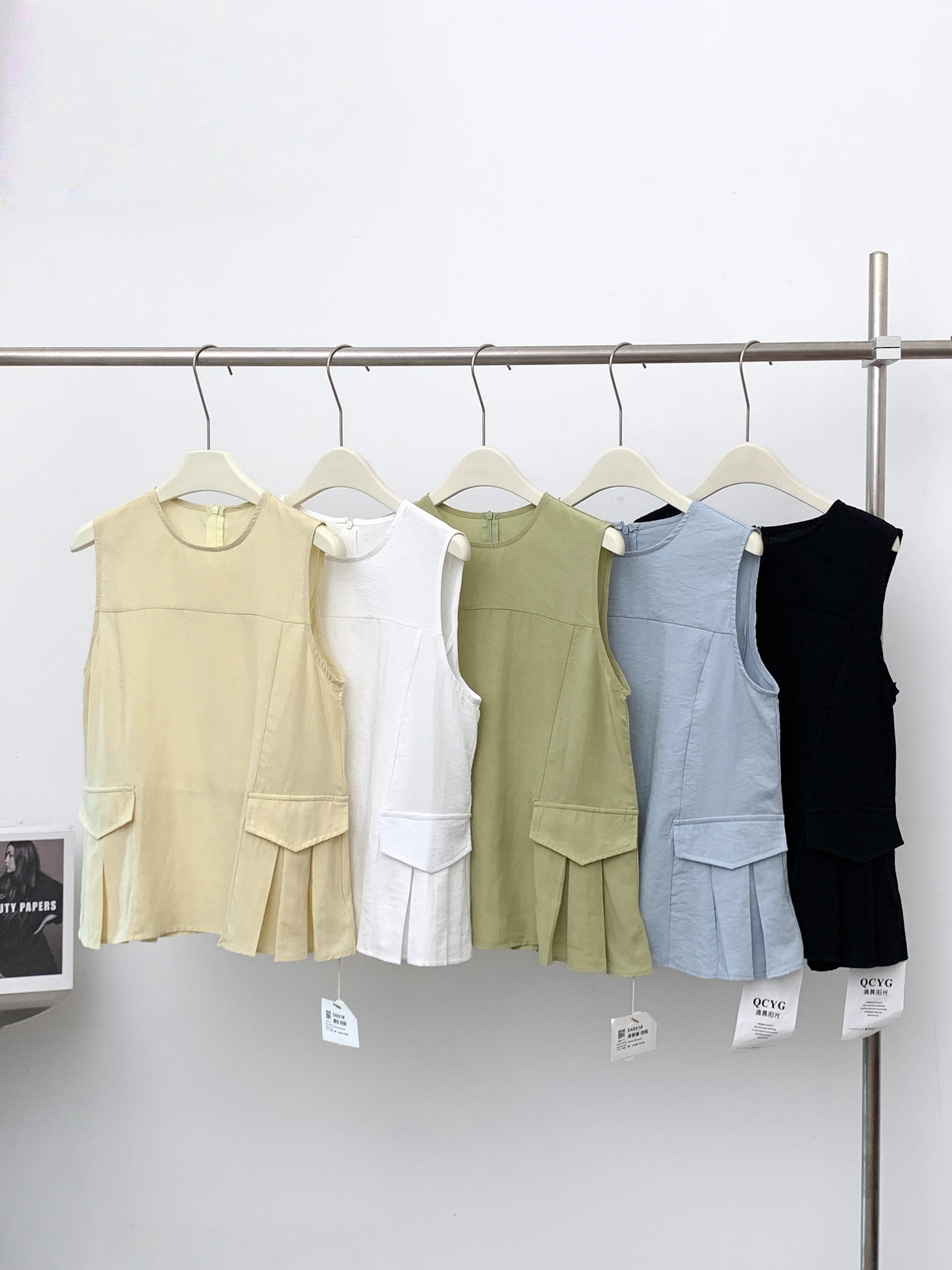 

Loose Fit Linen Sleeveless Shirt Women's Waist-Cinching Vest Top Summer Trendy round Neck Gored Hem Casual Style Dreaming