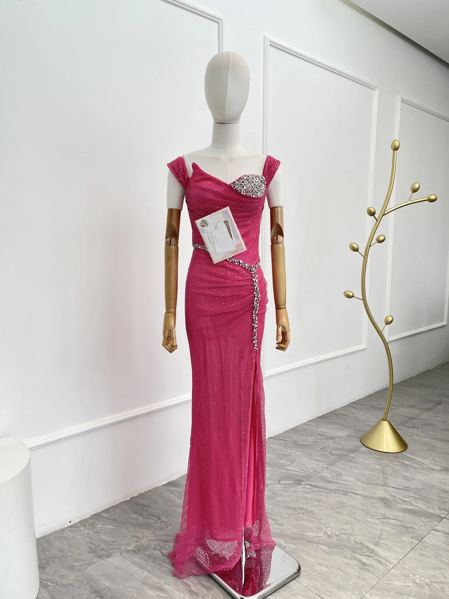 2025 Nuovi abiti lunghi con orlo a fessura sottile senza maniche con perline in rete con paillettes rosa viola per la festa