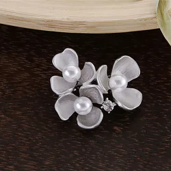 Matte Silver Plated Pearl Flower Brooch Zinc Alloy Crystal Metal Broche Large Flower Brooch Pin Jewelry for Women
