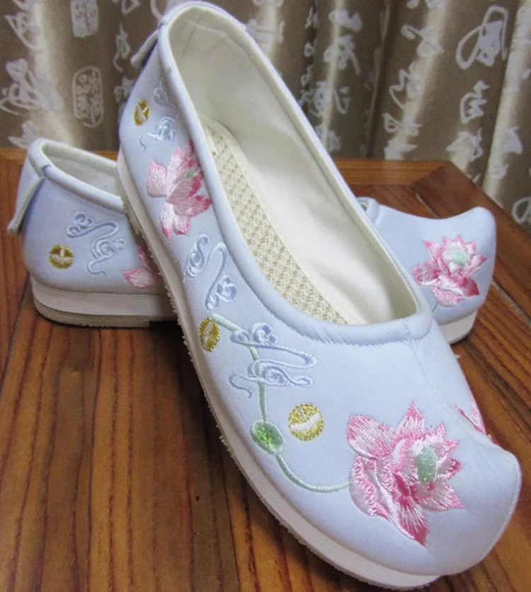 

Chinese Hanfu Embroidered Women's Shoes With Cow Tendon Soles