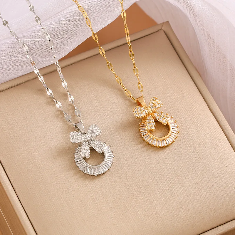 Świeży i słodki naszyjnik z zawieszką w kształcie kokardki z błyszczącym diamentem i cyrkonią