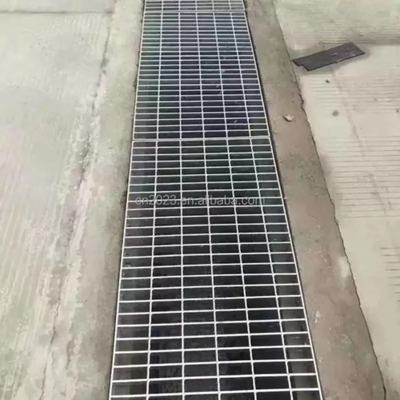 Piastra di rete in acciaio zincato su misura Griglia di barra metallica Prezzo per marciapiede Copertura della griglia di scarico di drenaggio in acciaio per canale