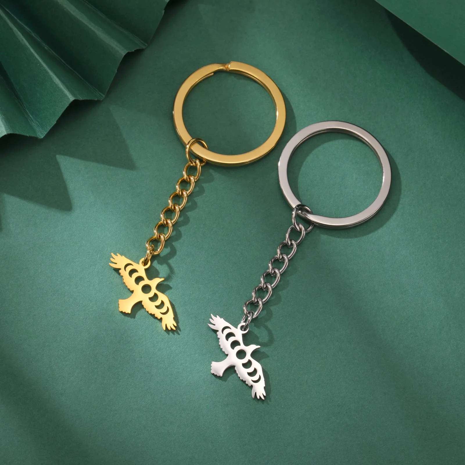 New fashionable stainless steel hollowed-out small eagle pendant keychain, simple and versatile car bag key chain pendant for bo