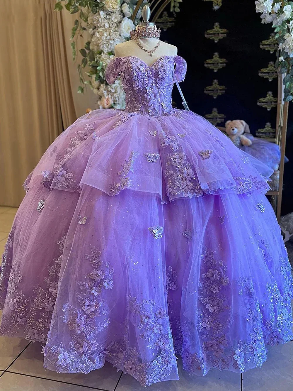 Angelsbridep Abiti Quinceanera viola con farfalla Fiori 3D Applicazioni in pizzo Tulle con perline Volant a strati Principessa personalizzata