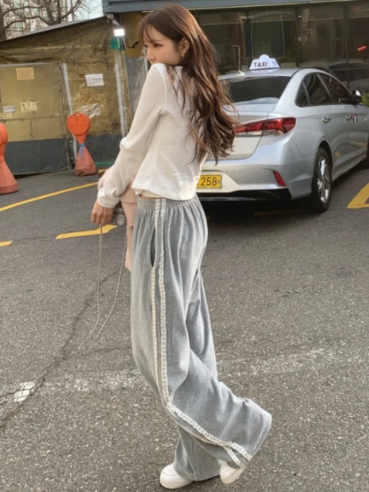 กางเกงขายาวลำลองเอวสูงแต่งขอบลูกไม้สไตล์เรโทรสำหรับผู้หญิง ดีไซน์เก๋ไก๋ ผ้ากำมะหยี่เนื้อนุ่มพลิ้วไหว ทรงขากว้าง แฟชั่นฤดูใบไม้ผลิและฤดูใบไม้ร่วง