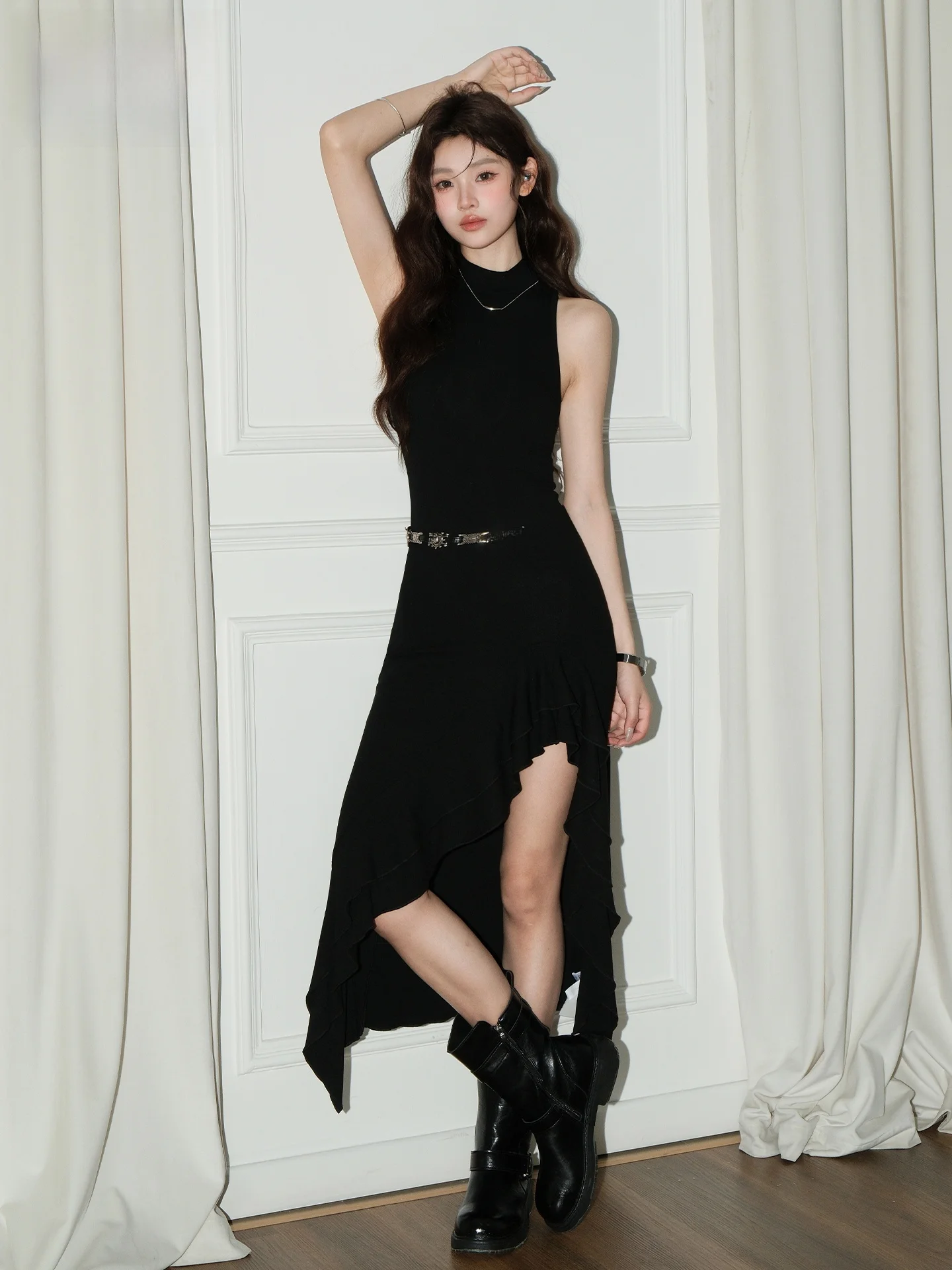 

Черное платье без рукавов в темном стиле, женское модное летнее приталенное платье миди с присборенным подолом, повседневное, на пуговицах спереди