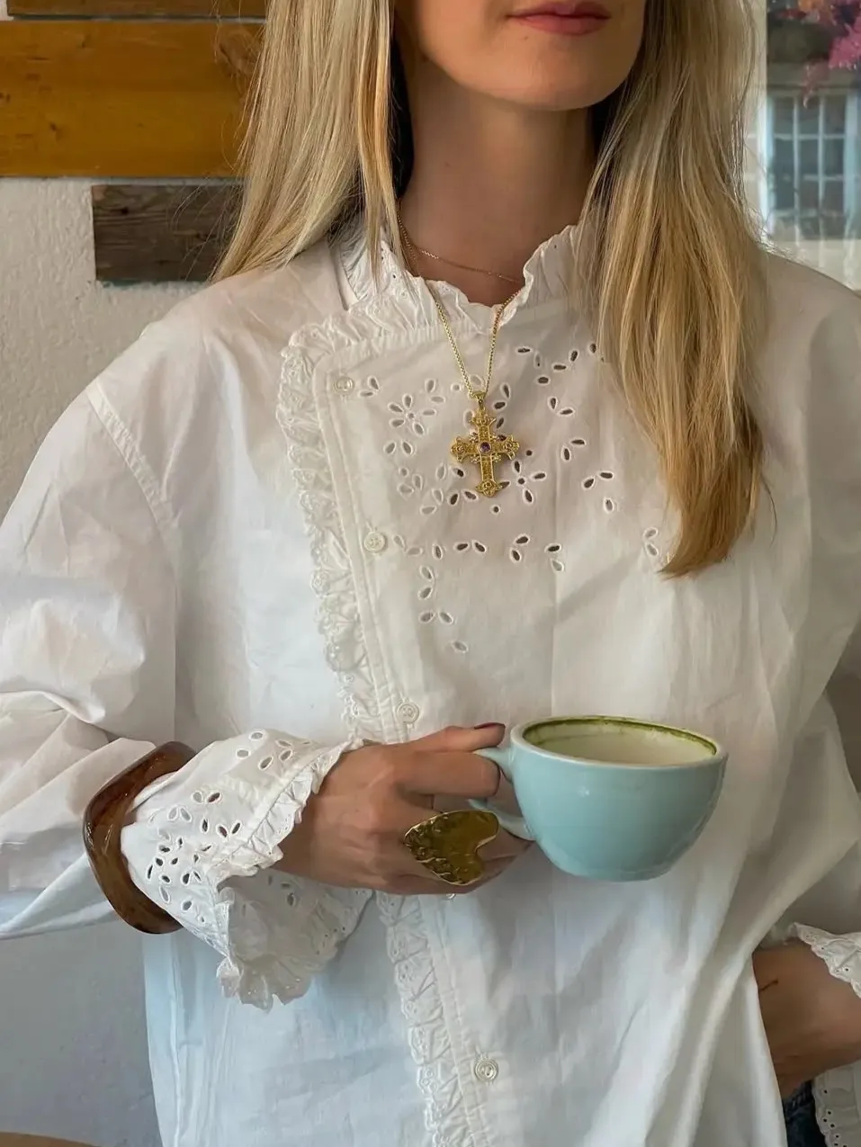 

Женская повседневная белая блузка с вышивкой, ажурный воротник с рюшами и длинным рукавом, однобортная свободная белая рубашка