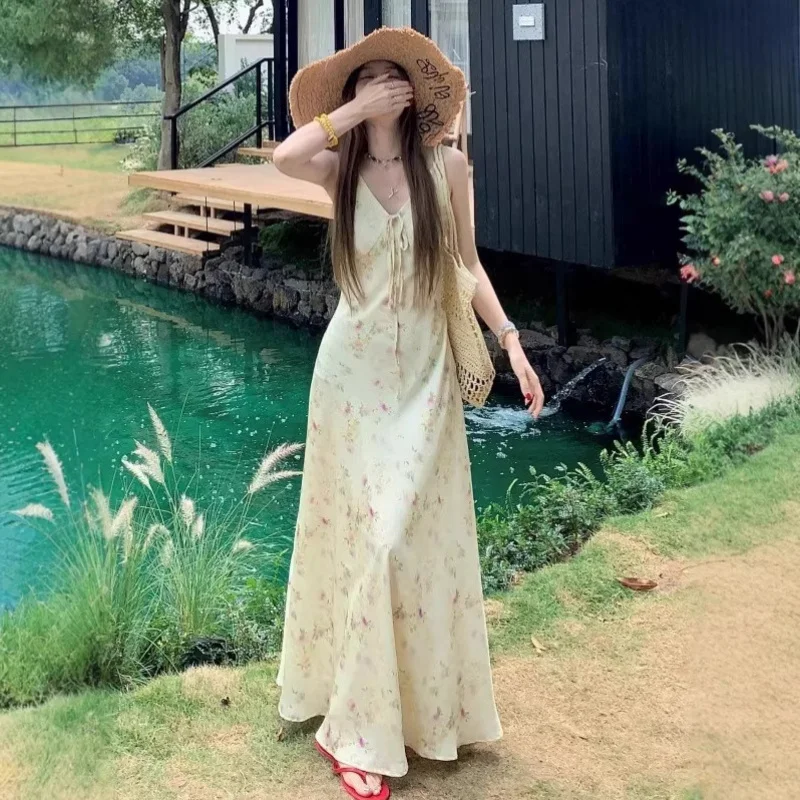 

2026New French-style floral print camisole dress for women, summer seaside vacation, elegant waist-cinching long dress with a hi