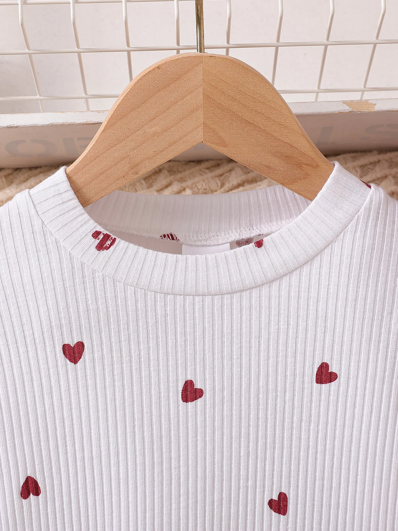 أطفال 2 قطعة ربيع جديد نمط للفتيات 1-6 سنة الحلو وجميل الأحمر الحب نمط أعلى + الأحمر مطوي تنورة قصيرة مع القوس مجموعة