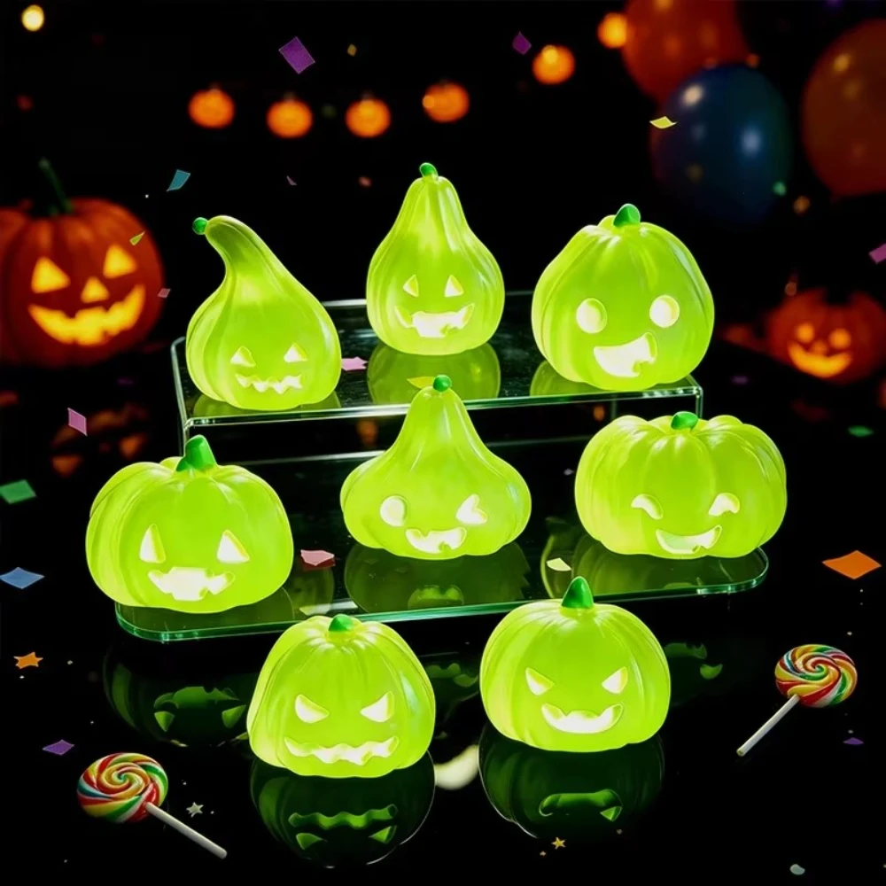 Figuras de calabazas luminosas para Halloween, con expresiones adorables, ideales para micro paisajes y como adornos de escritorio. 8 estilos diferentes que brillan en la oscuridad.
