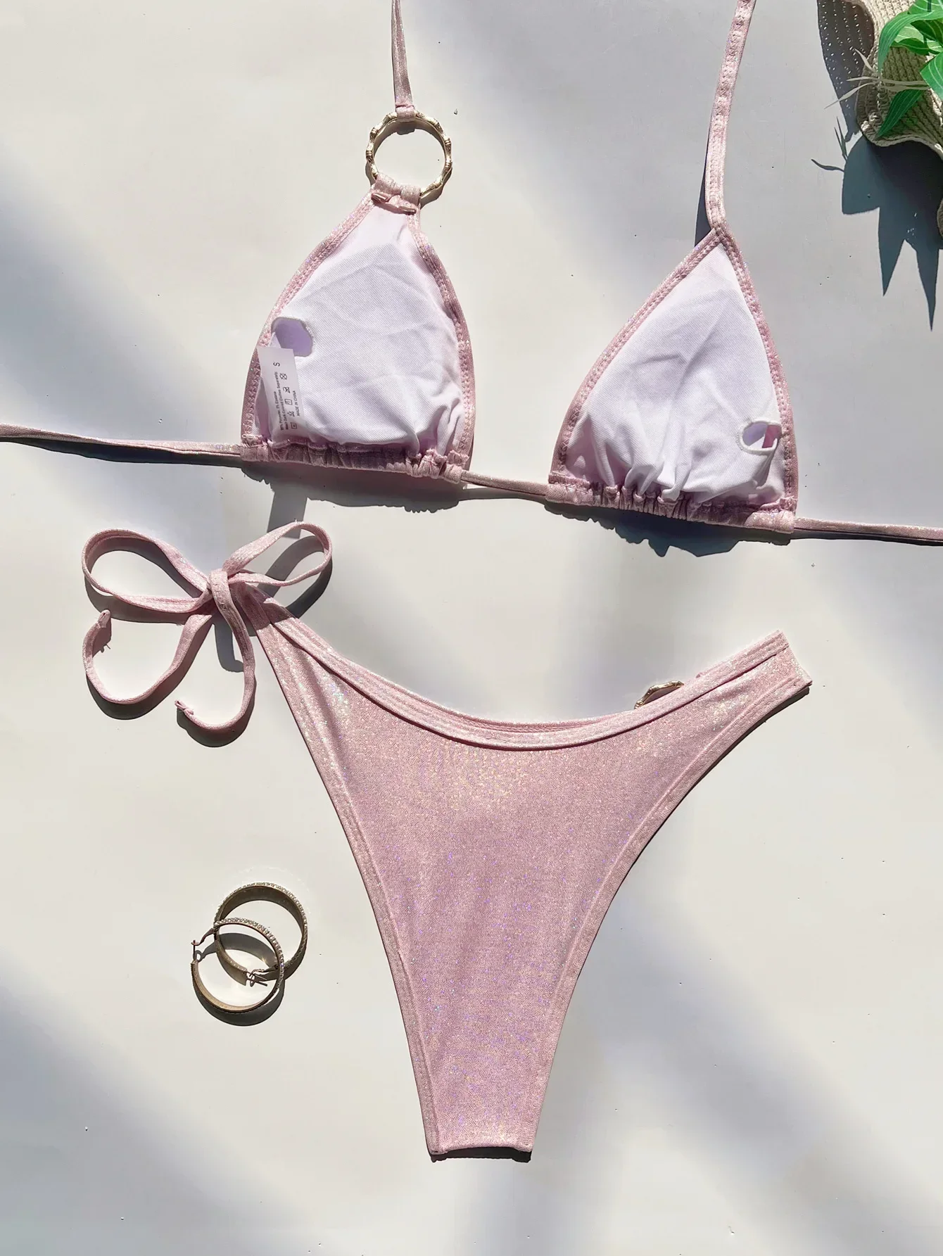 2025 Neuer hellrosa glänzender Badeanzug für Damen, 2-teiliges Bikini-Set, Ring-Tanga-Badebekleidung mit niedriger Taille, Sommer-Strand-Urlaubs-Badeanzug