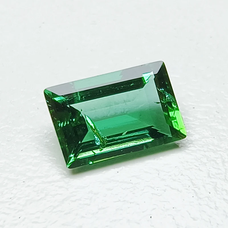 Lab Grown Zambian Emeralds รูปทรงสี่เหลี่ยมผืนผ้าการตัดด้วยมือด้วยความร้อนด้วยรอยแตกรวมภายในใบรับรอง AGL ที่เลือกได้