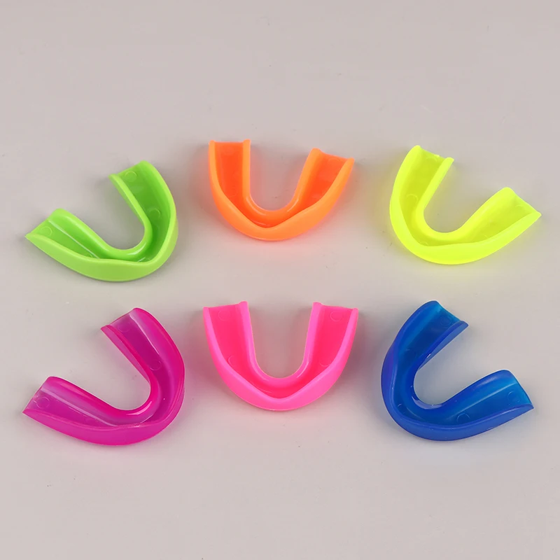 1pc Night Mouth Guard per denti Clenching rettifica morso dentale aiuto per il sonno sbiancamento dei denti vassoio per la bocca protezione per la