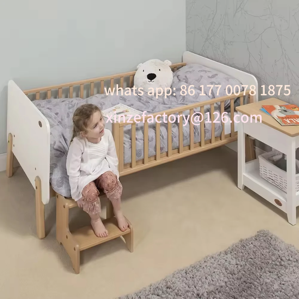 Aanpasbaar hoogwaardig modern fabrieksbed van natuurlijk massief hout, om te bouwen tot klein, duurzaam houten kinderbedje voor peuters.