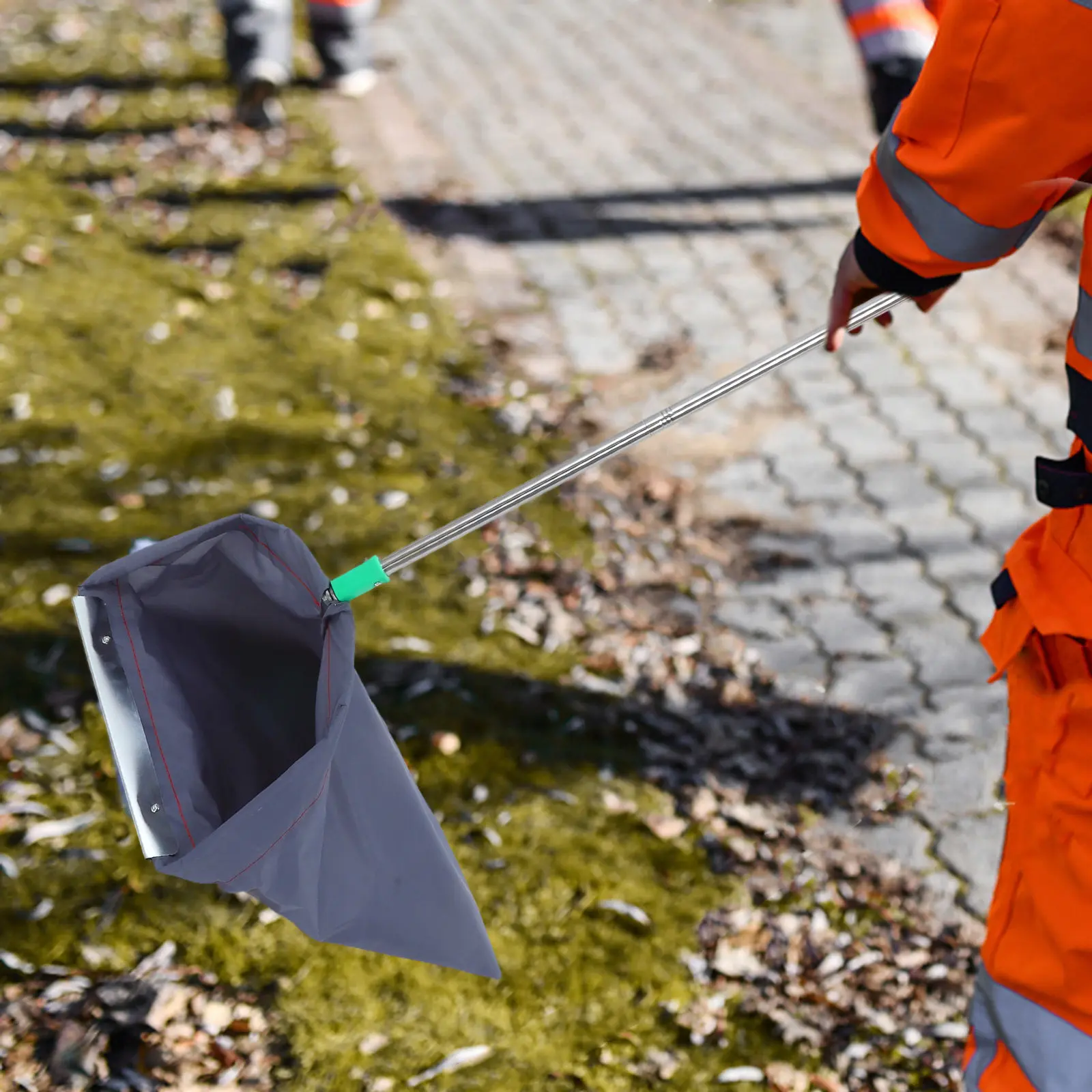 

Windproof Outdoor Dustpan Large Capacity Heavy Duty Leaf Litter Bag with Extended Handle Upright Standing Trash Grabber for Yard