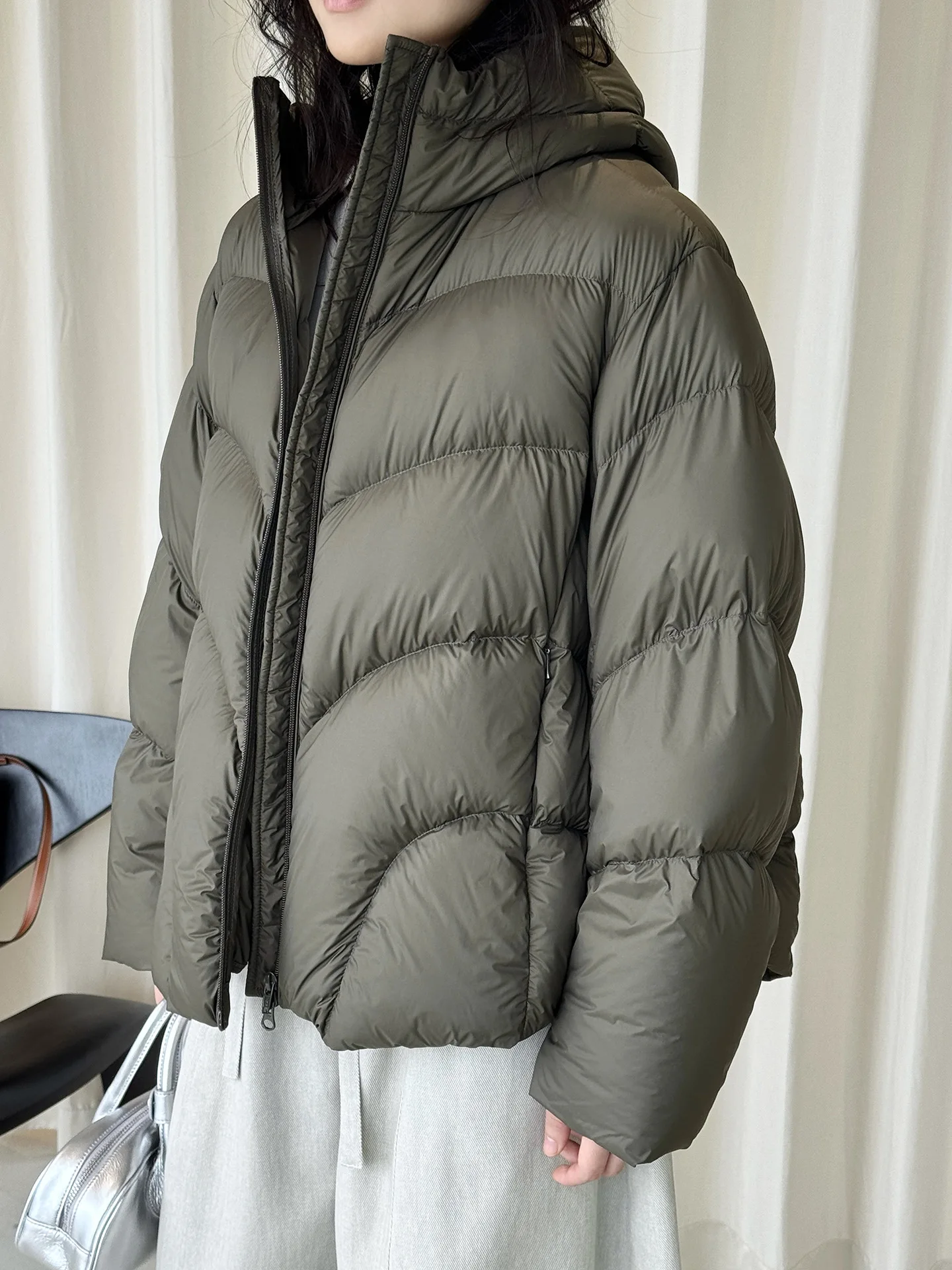 Einfache und modische Winterjacke aus weißer Entendaunen mit Kordelzug am Saum, lockere und warme Jacke für Damen