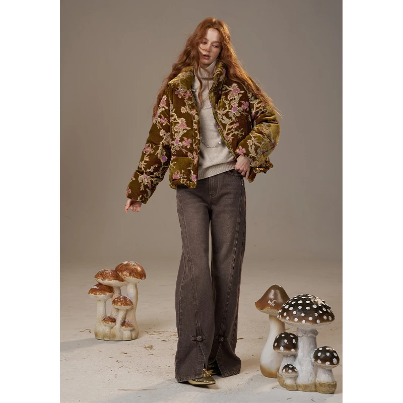 ELFSACK 2024 Winter New Arrivals Black hooded down jacket for women Pleated fabric warm and thick jacket