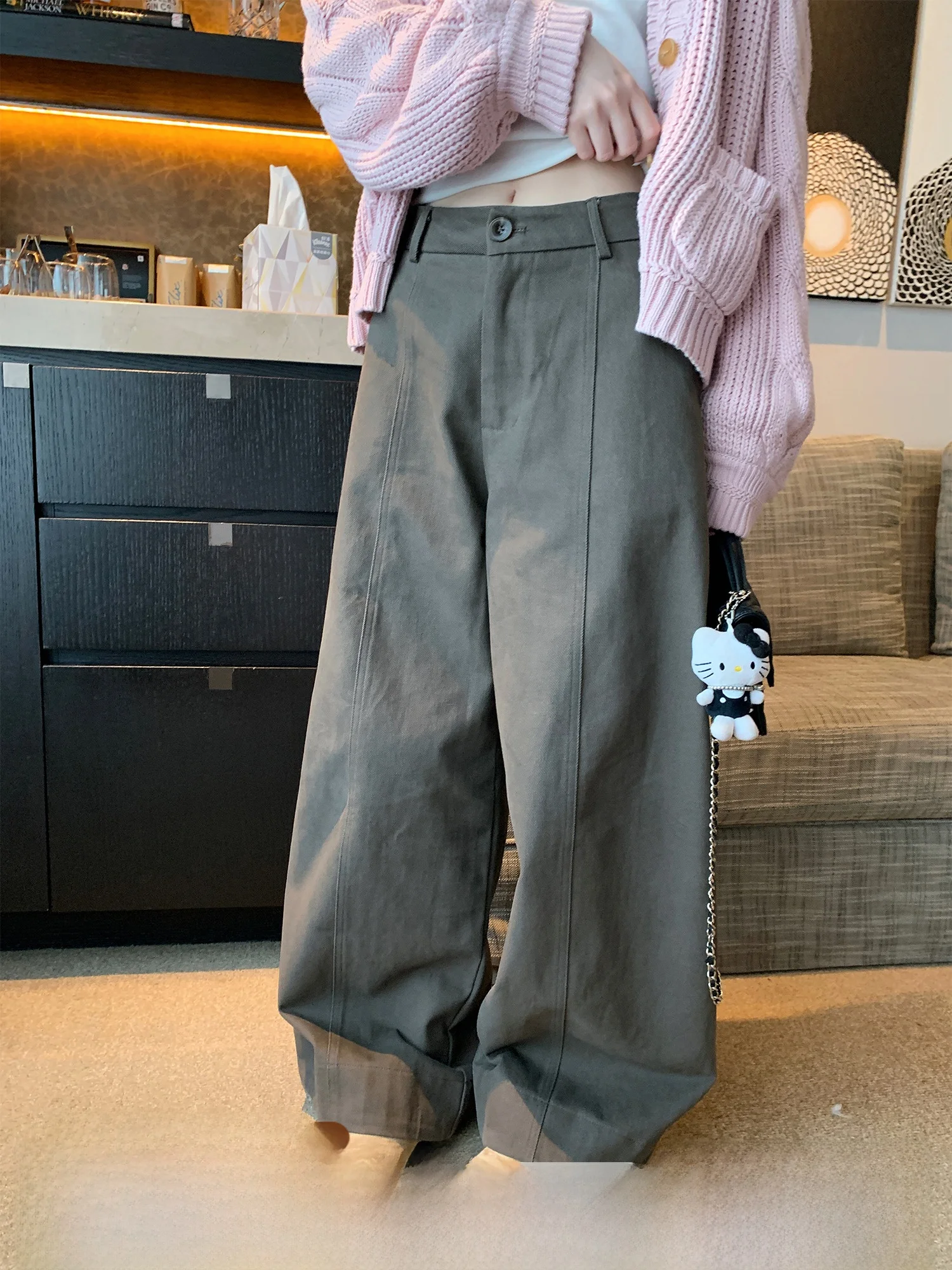 

Свободные джинсы с широкими штанинами в холодных тонах, версия Relax Feelings, очень стильные брюки, однотонные, на каждый день