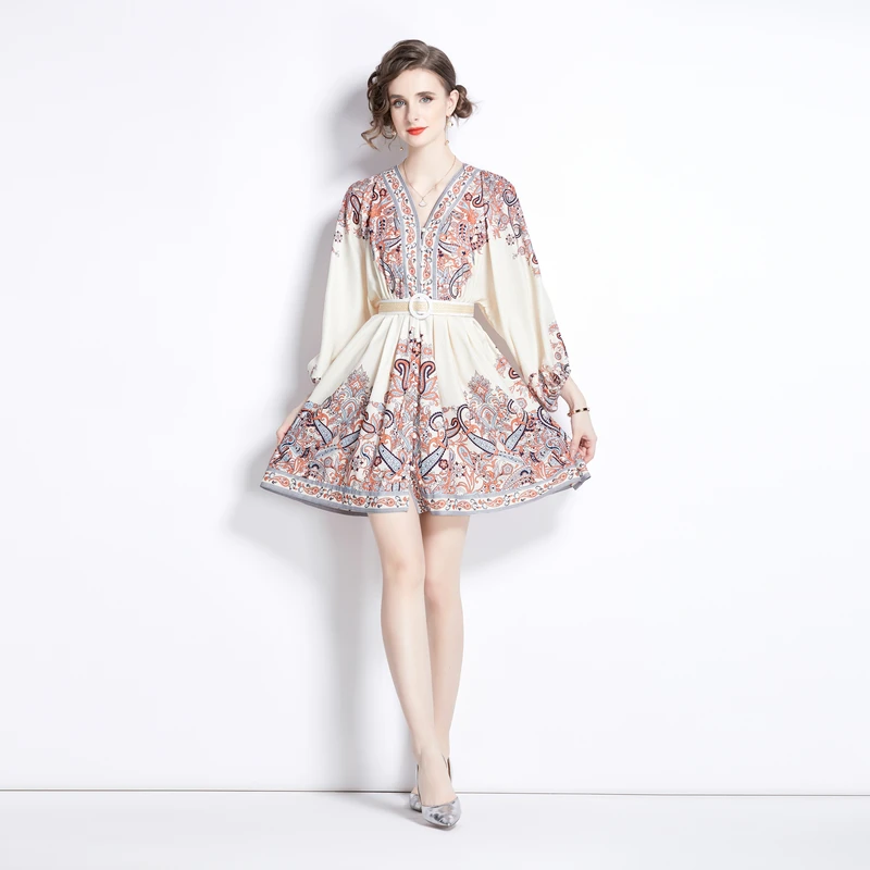 Vestido curto e com decote em V e cinto na cor bege para a tendência da moda início da primavera 2024 da Austrália, es...